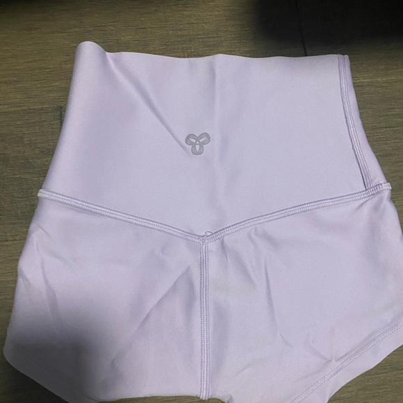 Aritzia lilac shorts 1.5” length TNAction - Picture 3 of 4